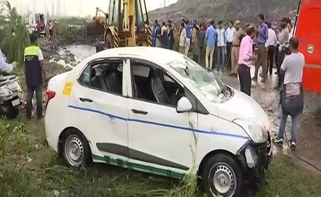 Ghazipur landfill collapse: A month on, pile of garbage strewn across road  unnerves residents