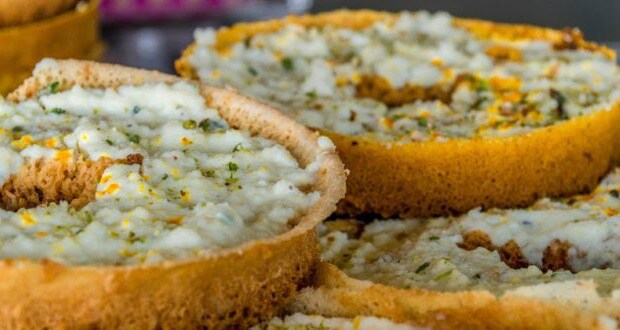 Ghevar Making Video: सावन में खाया जाने वाले घेवर आप भी पसंद करते हैं तो देखिए उसे कैसे बनाते हैं Ghevar Making Video: सावन में खाया जाने वाले घेवर आप भी पसंद करते हैं तो देखिए उसे कैसे बनाते हैं