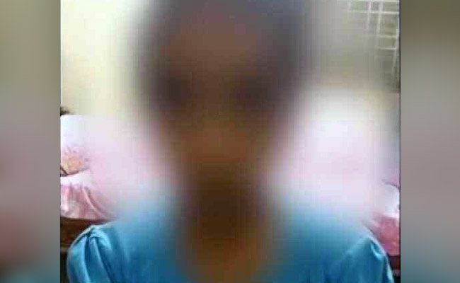 स्कूल की शर्मनाक हरकत, 11 साल की बच्ची को लड़कों के टॉयलेट में खड़ा किया