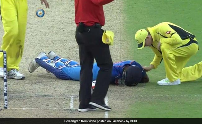 INDvsAUS: भुवनेश्‍वर कुमार का तेज शॉट टकराया और मैदान पर ही गिर गए हार्दिक पंड्या