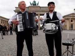 Holocaust Survivors Rock Berlin's Brandenburg Gate With Song Of Hope