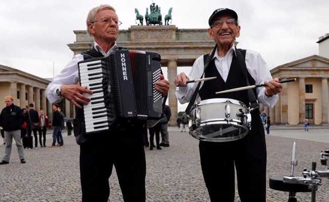 Holocaust Survivors Rock Berlin's Brandenburg Gate With Song Of Hope