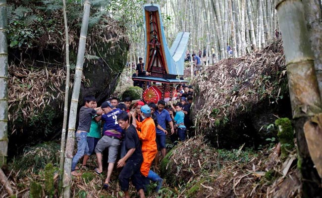 'You Look So Beautiful': Indonesians Celebrate The Dead In Ancient Ritual