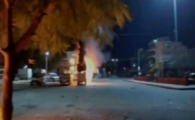 जयपुर में पुलिस और प्रदर्शनकारियों में खूनी झड़प, कई गाड़ियां फूंकीं, फायरिंग में एक शख्स की मौत