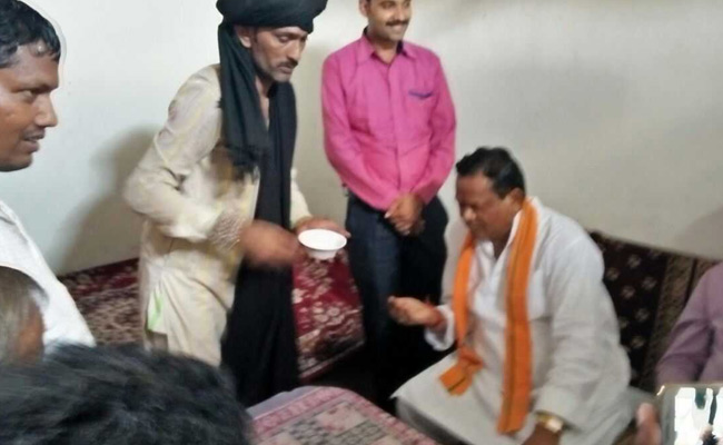 कंबल बाबा से इलाज कराने पहुंचे छत्तीसगढ़ के गृहमंत्री, पकड़े गए तो चमत्कार गिनाने लगे