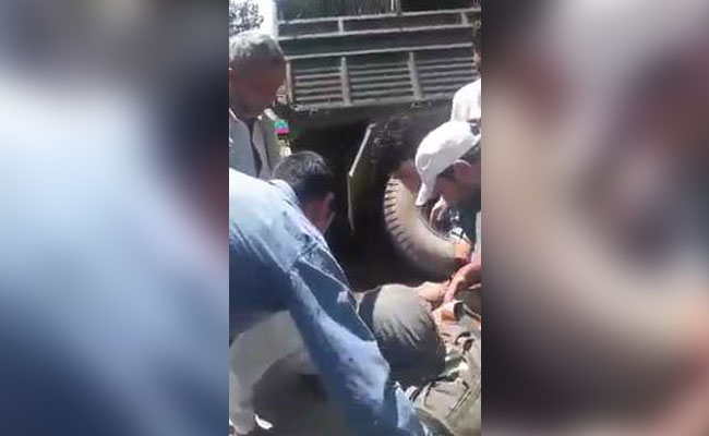 Video Of Kashmiris Helping Jawans Injured In Accident Goes Viral