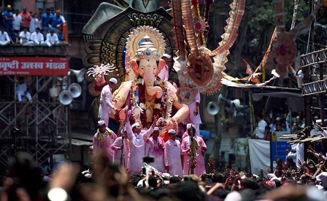 lalbaugcha raja visarjan controversy: विसर्जनाचा वाद, टीकेची झोड; लालबागचा राजा मंडळ आता थेट कोर्टात जाणार lalbaugcha raja visarjan controversy: विसर्जनाचा वाद, टीकेची झोड; लालबागचा राजा मंडळ आता थेट कोर्टात जाणार