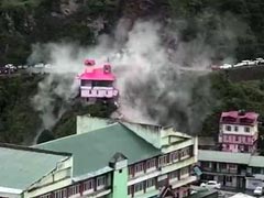 VIDEO: चंडीगढ़-शिमला नेशनल हाईवे पर भूस्खलन, मलबे में फंसे कई वाहन 