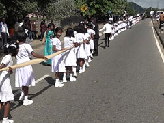दुल्हन ने पहनी 3.2 किलोमीटर लंबी साड़ी, संभालने के लिए 250 छात्राएं थीं तैनात