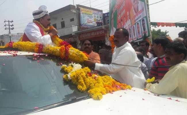 बीजेपी प्रदेश अध्यक्ष महेंद्र नाथ पांडेय ने आगरा में रोड शो कर दिखाई ताक़त