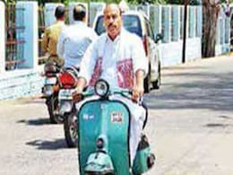 स्कूटर पर सियासी सफर और लालबत्ती, टीकमगढ़ के सांसद वीरेंद्र कुमार बने मंत्री स्कूटर पर सियासी सफर और लालबत्ती, टीकमगढ़ के सांसद वीरेंद्र कुमार बने मंत्री