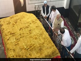PM Modi Visits Mughal Ruler Bahadur Shah Zafar's Grave In Myanmar PM Modi Visits Mughal Ruler Bahadur Shah Zafar's Grave In Myanmar