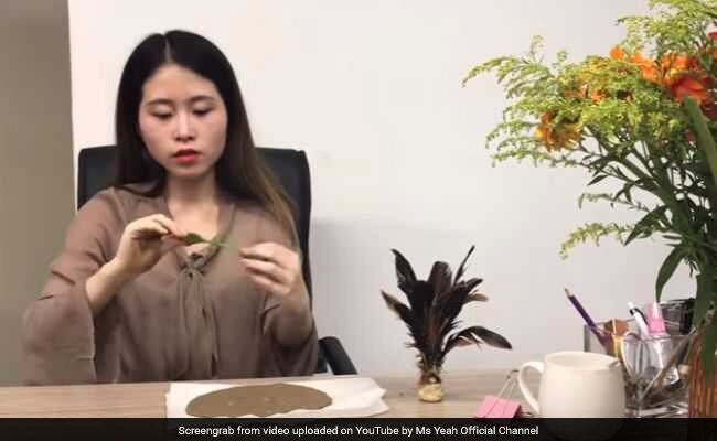 Using Credit Cards to Chop Veggies, Chinese Woman Roasts a Chicken at Her Office Desk