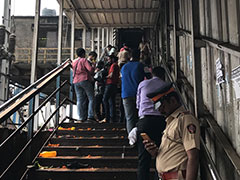 मुंबई के एलफिंस्टन रेलवे स्टेशन पर हादसा : देवेंद्र फडणवीस ने 5 लाख रुपये के मुआवजे का ऐलान किया