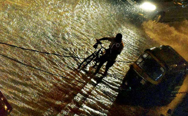 Heavy Rain In Mumbai Stops Traffic, Thunderstorms Will Rage Today