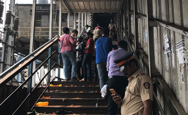 मुंबई के एलफिंस्टन रेलवे स्टेशन पर हादसा : देवेंद्र फडणवीस ने 5 लाख रुपये के मुआवजे का ऐलान किया