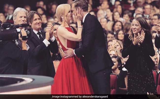 Emmys 2017: पत्नी को चूम रहा था को-स्टार, ताली बजाते रहे पति