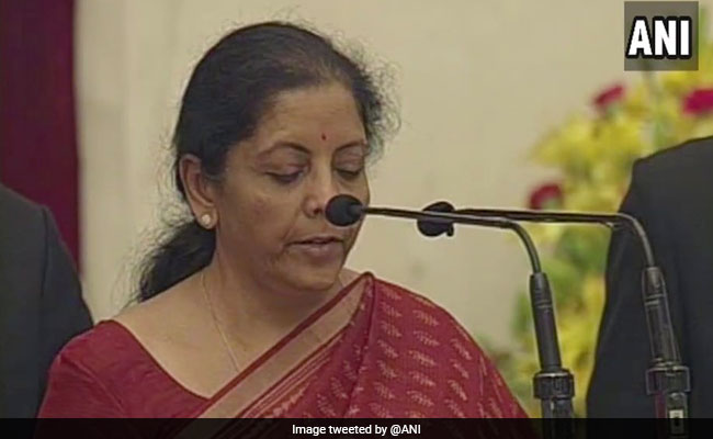 इंदिरा गांधी के बाद पहली महिला रक्षामंत्री बनीं JNU की छात्रा रहीं निर्मला सीतारमण