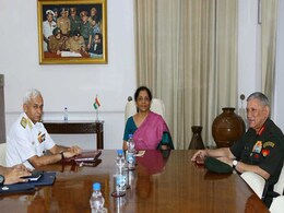 अटके रक्षा संबंधी मामलों को जल्द पूरा करने के लक्ष्य के साथ रक्षा मंत्री ने सेना प्रमुखों संग की बैठक  अटके रक्षा संबंधी मामलों को जल्द पूरा करने के लक्ष्य के साथ रक्षा मंत्री ने सेना प्रमुखों संग की बैठक
