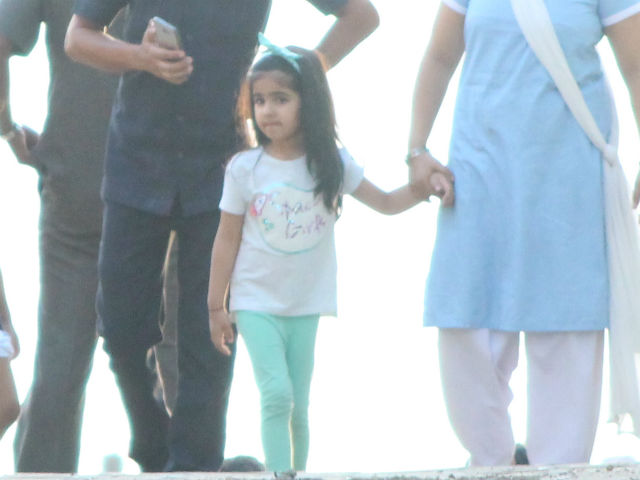 Such Cute Pictures Of Akshay Kumar, Twinkle Khanna's Daughter Nitara