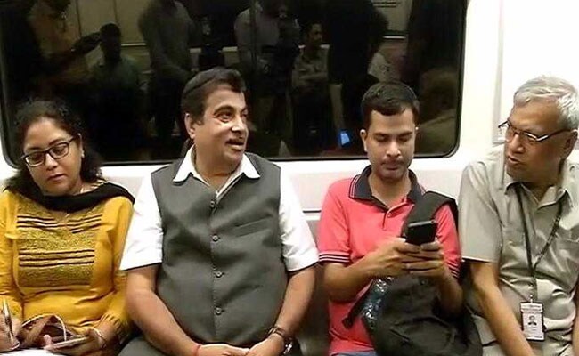 ट्रैफिक जाम से बचने के लिए नितिन गडकरी ने मेट्रो ट्रेन से किया दिल्ली-गुड़गांव का सफर