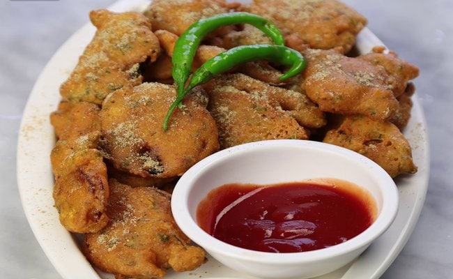 Methi and Kishmish Pakodas