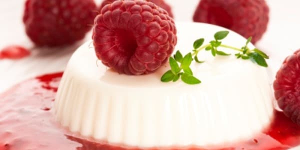 panna cotta with raspberry coulis