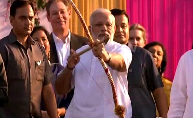 Bow Fails, PM Modi Throws Arrow At Ravana With A Smile. Watch