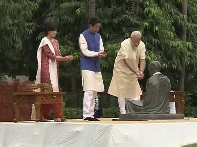 अहमदाबाद में नीली जैकेट में शिंजो आबे रोड शो के बाद पीएम मोदी के साथ पहुंचे साबरमती आश्रम