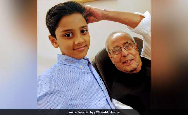 पूर्व राष्ट्रपति प्रणब मुखर्जी ने शेयर की बच्चे के साथ तस्वीर, कहा- इसी ने सिखाया मुझे सेल्फी लेना