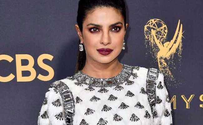 Emmys 2017 के रेड कारपेट पर दूसरी बार उतरीं प्रियंका चोपड़ा, अपने लुक से उड़ाए सबके होश