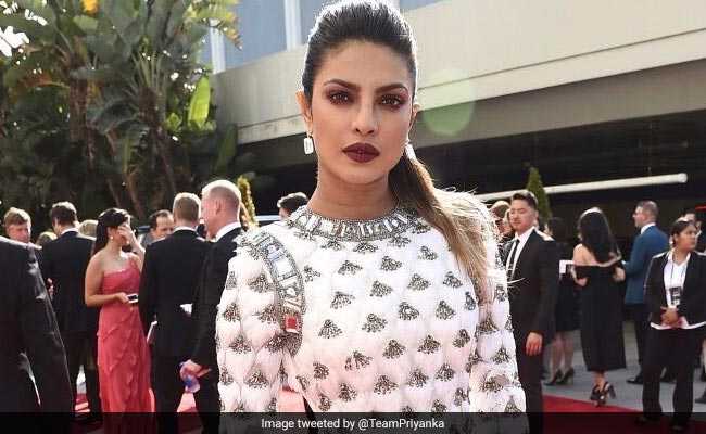 Emmys 2017 में प्रियंका चोपड़ा का गलत नाम, ट्विटर पर निकला फैन्स का गुस्सा