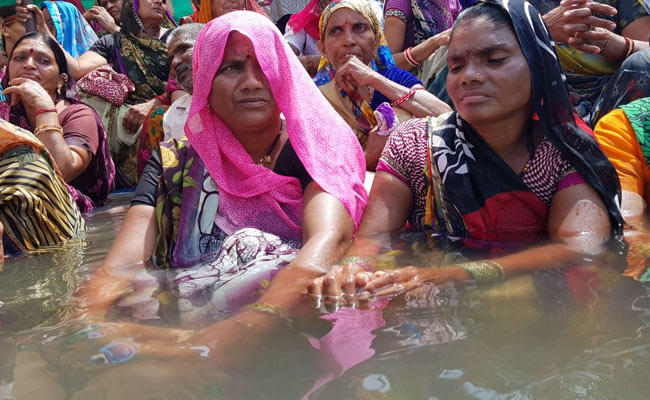 PHOTOS: सरदार सरोवर बांध की ऊंचाई बढ़ाने के विरोध में जल सत्याग्रह...