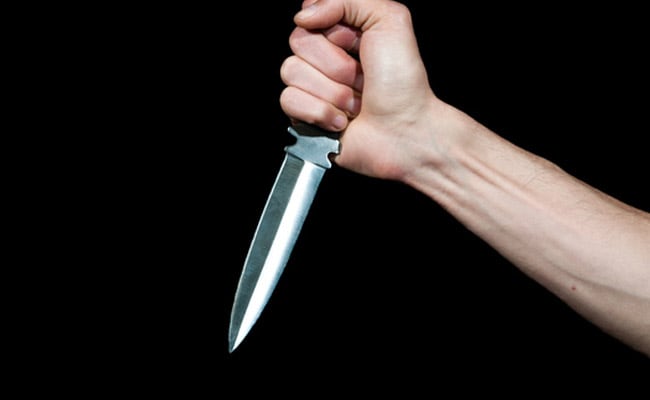 परिवार पर चाकू से हमला कर शख्स ने लगाई फांसी, तीन लोगों की मौत, बेटे की हालत नाजुक
