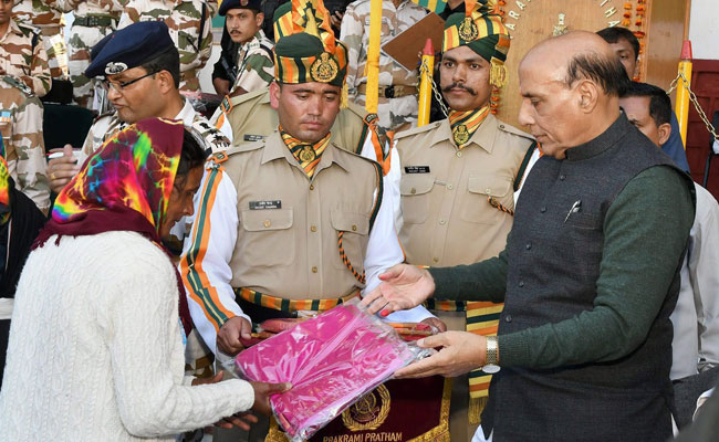 Union Minister Ranjath Singh Celebrates Dussehra With Troops On India-China Border