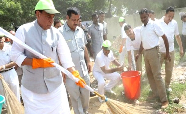 पीएम नरेंद्र मोदी के जन्मदिन को 'सेवा दिवस' के रूप में मना रही है भाजपा, सफाई अभियान में जुटे मंत्री