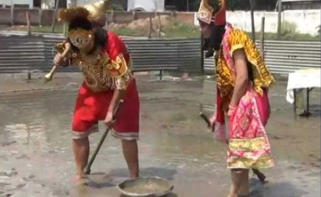 बीजेपी के राज में राम और हनुमान को करनी पड़ी रामलीला मैदान की सफाई