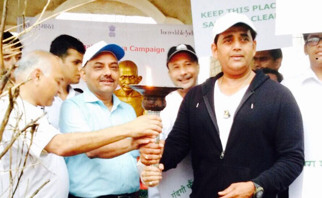 अरे यह क्या, भोजपुरी के मेगास्टार रवि किशन ने थाम लिया है झाड़ू! अरे यह क्या, भोजपुरी के मेगास्टार रवि किशन ने थाम लिया है झाड़ू!