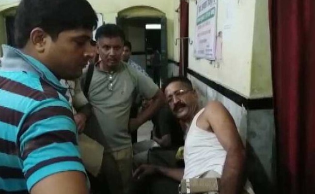 बिहार के हाजीपुर में बालू माफिया ने पुलिसवालों की लाठी-डंडों से की पिटाई