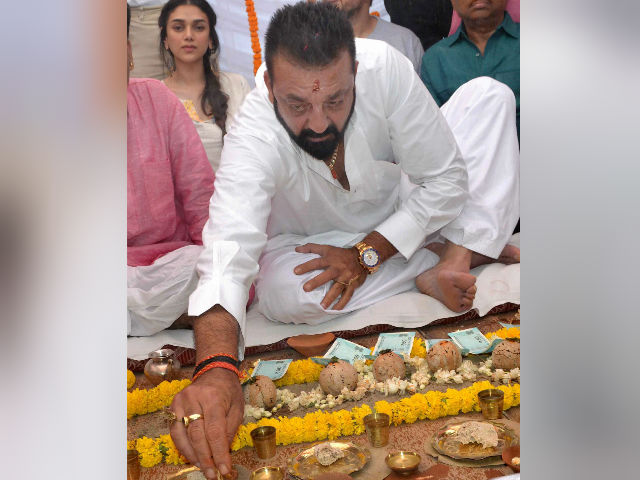 Sanjay Dutt Performs Parents Sunil Dutt And Nargis' <i>Shraadh</i> In Varanasi