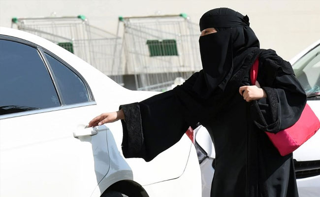 सऊदी अरब में महिलाओं को मिला ड्राइविंग का अधिकार