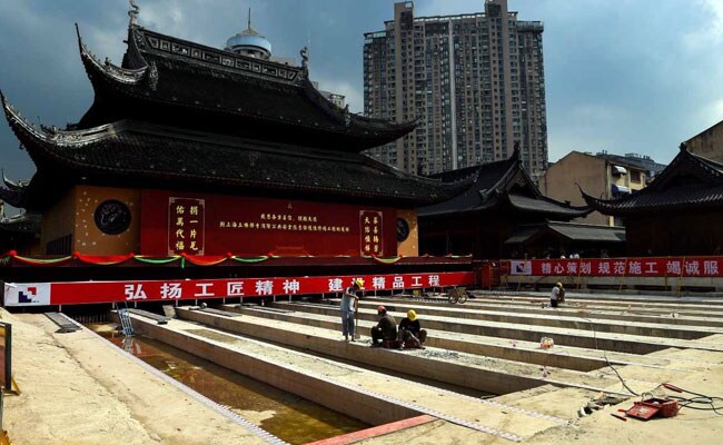 2000-Tonne Buddhist Temple Hall Moved. Watch The Time Lapse Video