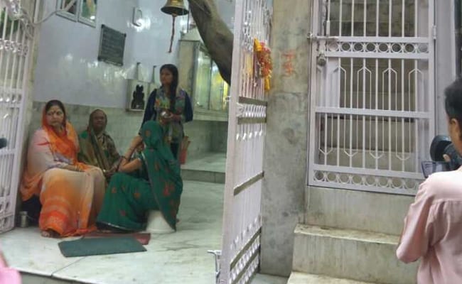 दिल्ली : मंदिर की छत पर मिला अधजला शव, अवैध संबंधों की वजह से की गई हत्या