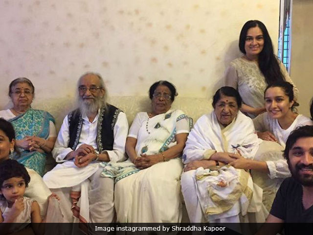 Shraddha Kapoor Posts Pic With Grand Aaji Lata Mangeshkar And Family