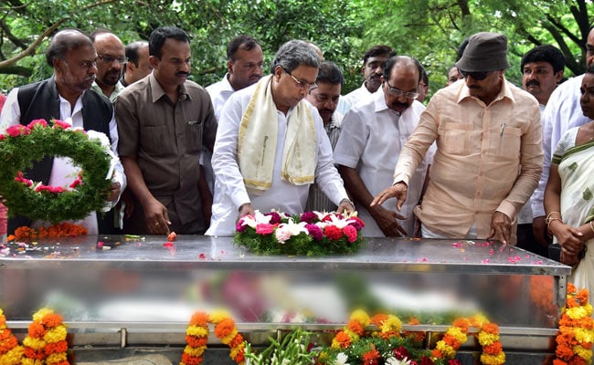 siddaramaiah-at-gauri-lankesh-funeral-pti_650x400_81504701587.jpg