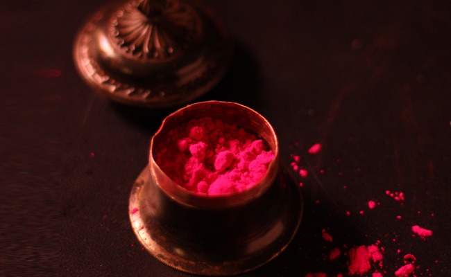 बाजार के केमिकल वाले सिंदूर से झड़ जाएंगे बाल, घर पर बनाएं हर्बल सिंदूर, वीडियो में देखें कैसे तैयार करें