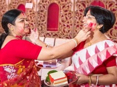 Durga Puja 2017 :The Significance of Sindur Khela or Sindoor Daan on Vijayadashami