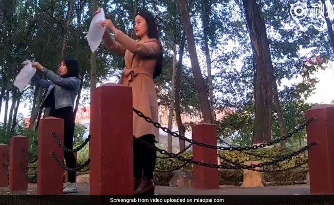 These Sisters Sell Bags Of Fresh Air. This Is Not Fake News