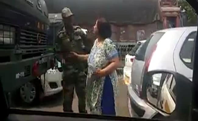 दिल्ली के वसंत कुज में महिला ने जवान को बेवजह मारे थप्पड़, हुई गिरफ्तार...