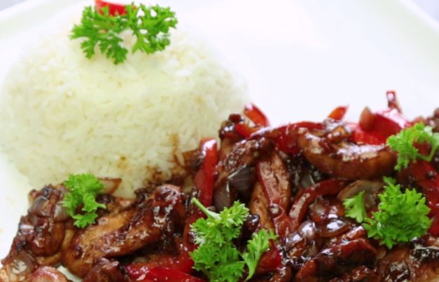 Soya Garlic Chicken: अगर आप भी चिकन खाने के हैं शौकीन तो ट्राई करें सोया गार्लिक चिकन